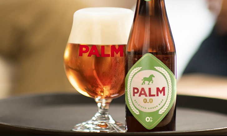 Palm 0.0 fles uitgeschonken in glas